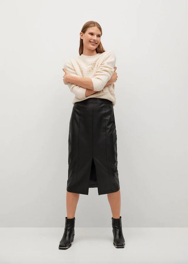 Diseño midi lápiz en efecto piel en color negro para esta falda de Mango con costuras decorativas y abertura en la parte delantera. Disponible entre las tallas S y XL, cuesta 39,99 euros.