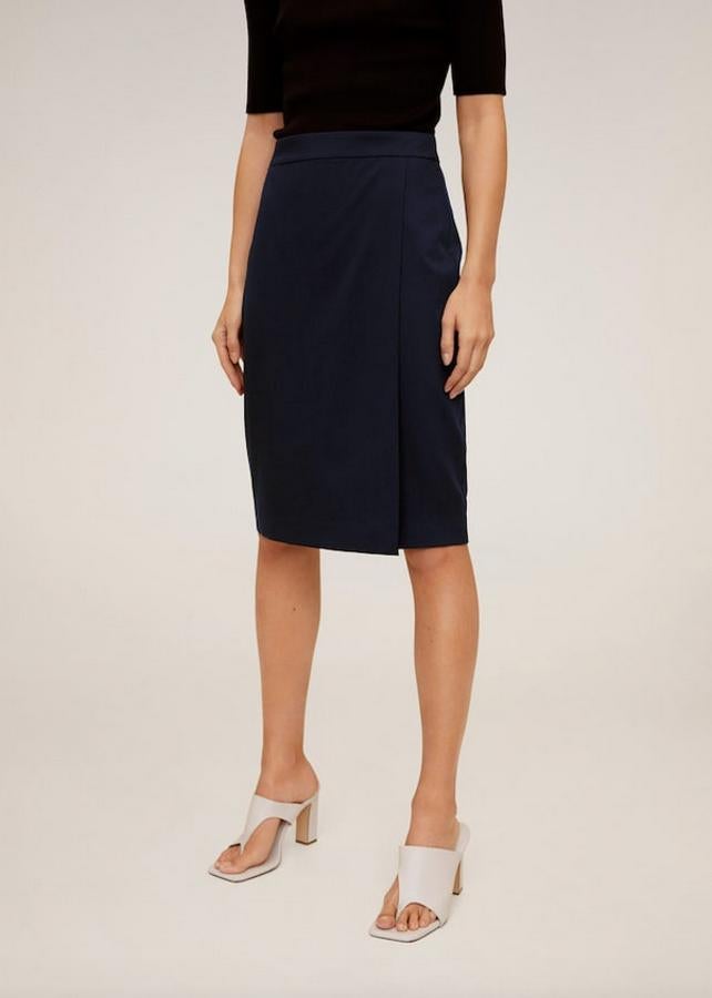En azul marino, con bajo por encima de la rodilla y diseño cruzado, esta falda de tubo de diseño medio en lápiz es de Mango y de 25,99 euros ha pasado a costar 9,99 euros. Podemos encontrarla entre las tallas 34 y 44.