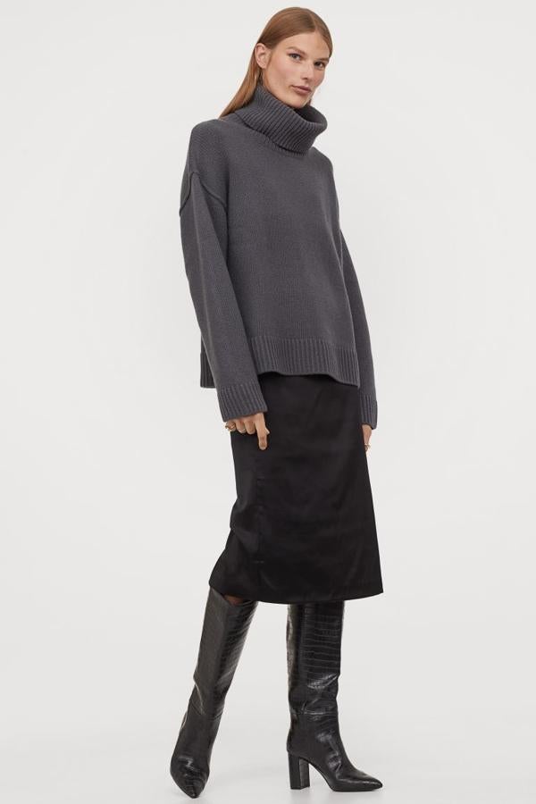 Disponible en azul grisáceo y en negro, esta falda de tela con seda de morera en la trama es de H&M, tiene largo hasta la rodilla y abertura en el bajo en la parte posterior. Cuesta 69,99 euros y podemos encontrarla entre las tallas 34 y 38 y en la 42.