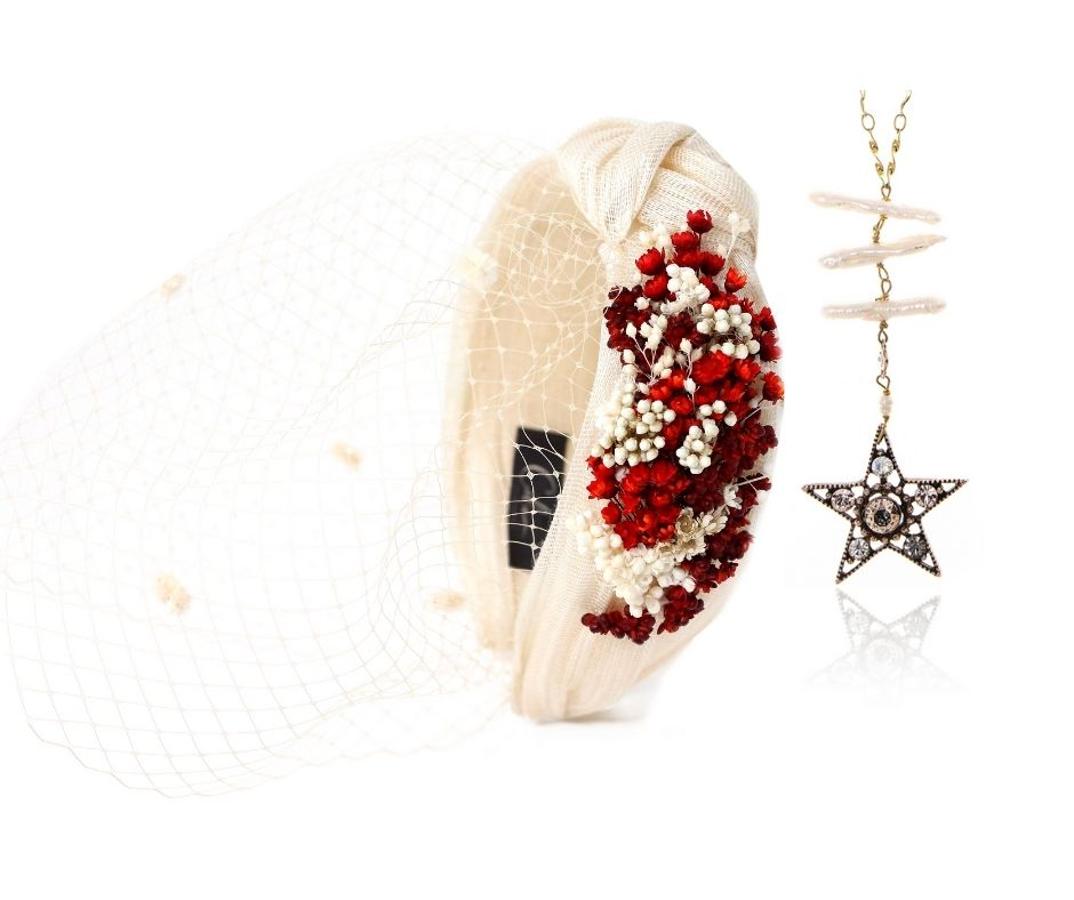 ¡Me encanta Lilian Urquieta! Si los Reyes Magos quieren acertar conmigo no hay nada mejor que pasar por su pequeño paraíso de La Herradura (o visitar su web) y elegir cualquier cosa que haya salido de su taller. Una firma made in Spain que es un acierto seguro. ¿Mis preferidos? Sus diademas y tocados -todos únicos- y sus bolsos (también personalizables). Aunque este año ya le he dicho a sus majestades que si me dejan debajo del árbol el colgante Andrómeda, de Suma Cruz (o su peineta de helecho), tampoco me importa.