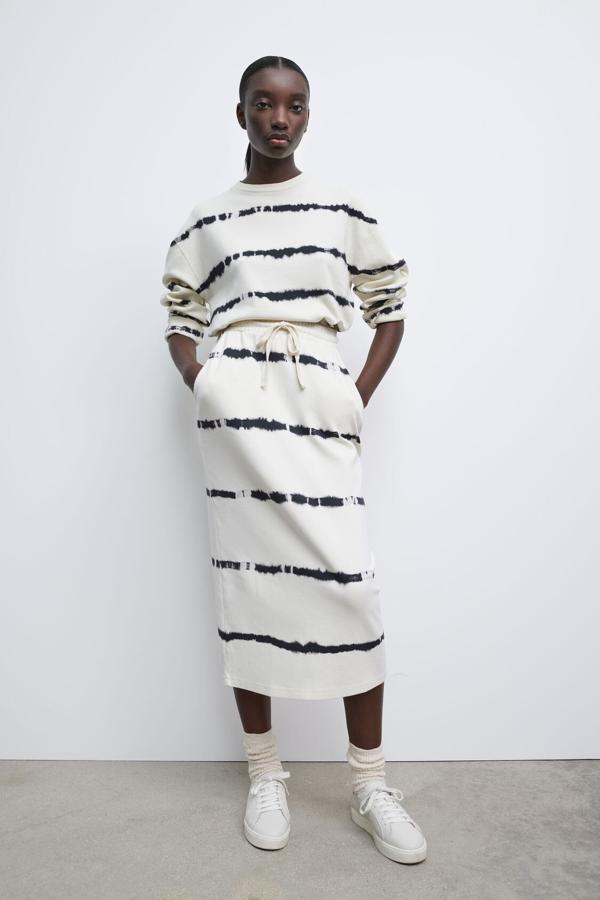 Sudadera de algodón con estampado tie dye (19,99 €) y falda midi de algodón a juego (19,99 €), ambas de Zara.