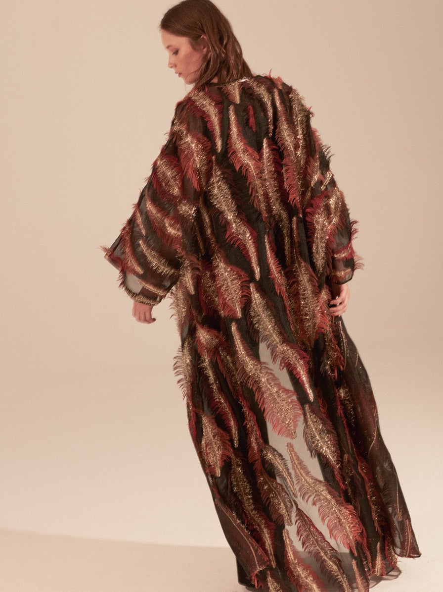 Bata de gasa bordada, de Pedro del Hierro; y pantalones de El Corte Inglés.