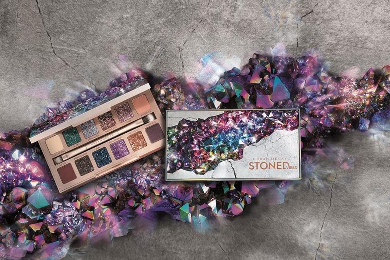 Este año le pido a los Reyes un poco de glamour en forma de paleta de sombras porque estoy harta del look sudadera y coleta que me gasto desde que estamos teletrabajando. Por eso he incluido en mi lista de deseos la Stoned de Urban Decay, que solo por el packaging ya merece que la coloque al lado del ordenador para alegrarme el día. Pero es que además tiene ocho (insisto, ocho) tonos shimmer nuevos, que no son aptos para videoconferencias, pero sí para que no haya mascarilla que apague tu look al salir a la calle. Precio 52,50 euros.