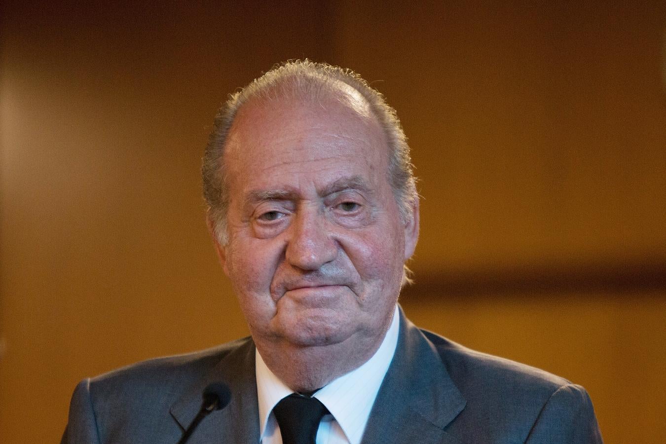 Durante los últimos años, don Juan Carlos ha visto como la España 'juancarlista' le daba la espalda, la misma que le ha dado su propio hijo, que para salvaguardar la institución monárquica le retiró su asignación oficial y le condujo al exilio. La gota que colmó el vaso de escándalos del Rey, que estaba a rebosar por todos los trapos sucios que había ido sacando y secando Corinna zu Sayn-Wittgenstein en los últimos años, fueron las tarjetas opacas por las que le investiga actualmente Anticorrupción, y que podría haber usado ( al igual que otros miembros de la Familia Real ) con fondos cortesía del empresario mexicano Allen Sanginés-Krause.