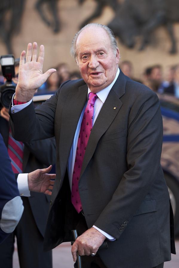 El 3 de agosto de 2020  don Juan Carlos emprendía un viaje sin fecha de vuelta hacia el exilio forzado  "guiado por el convencimiento de prestar el mejor servicio a los españoles, a sus instituciones y a ti como Rey", como aseguraba en el comunicado por el que se hizo oficial la marcha del Emérito. "Una decisión que tomo con profundo sentimiento, pero con gran serenidad" [...] "para contribuir a facilitar el ejercicio de tus funciones, desde la tranquilidad y el sosiego que requiere tu alta responsabilida". El destino, se sabría después, era  Abu Dabi , donde  el Emérito ha pasado las Navidades , celebra su cumpleaños más amargo y desde donde ha asegurado que ya  ha saldado su deuda con Hacienda .