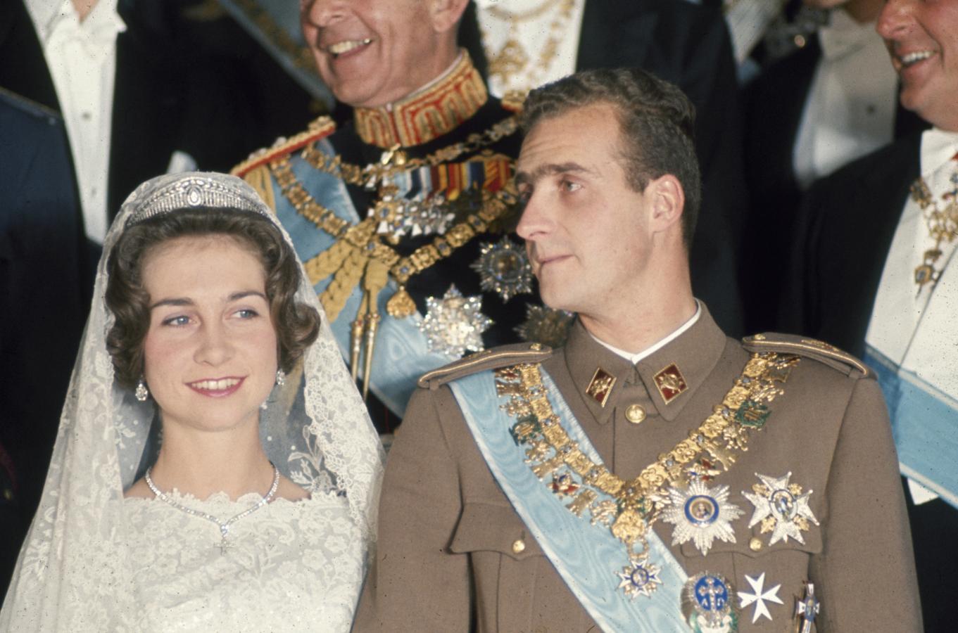 Don Juan Carlos y doña Sofía se casaron el 14 de mayo de 1962 en Atenas, aunque siempre se dijo que  el gran amor del Rey había sido María Gabriela de Saboya . Eso sí, digamos que don Juan Carlos no ha sido un marido precisamente fiel... La rumorología le sitúa cerca de Julio Iglesias en cuanto a número de conquistas, y entre sus líos de faldas más sonados (y siempre sin confirmar de forma oficial, faltaría más), nombres como Bárbara Rey, Sara Montiel o, más recientemente, Marta Gaya. Y Corinna, claro... pero la alemana merece un capítulo aparte.