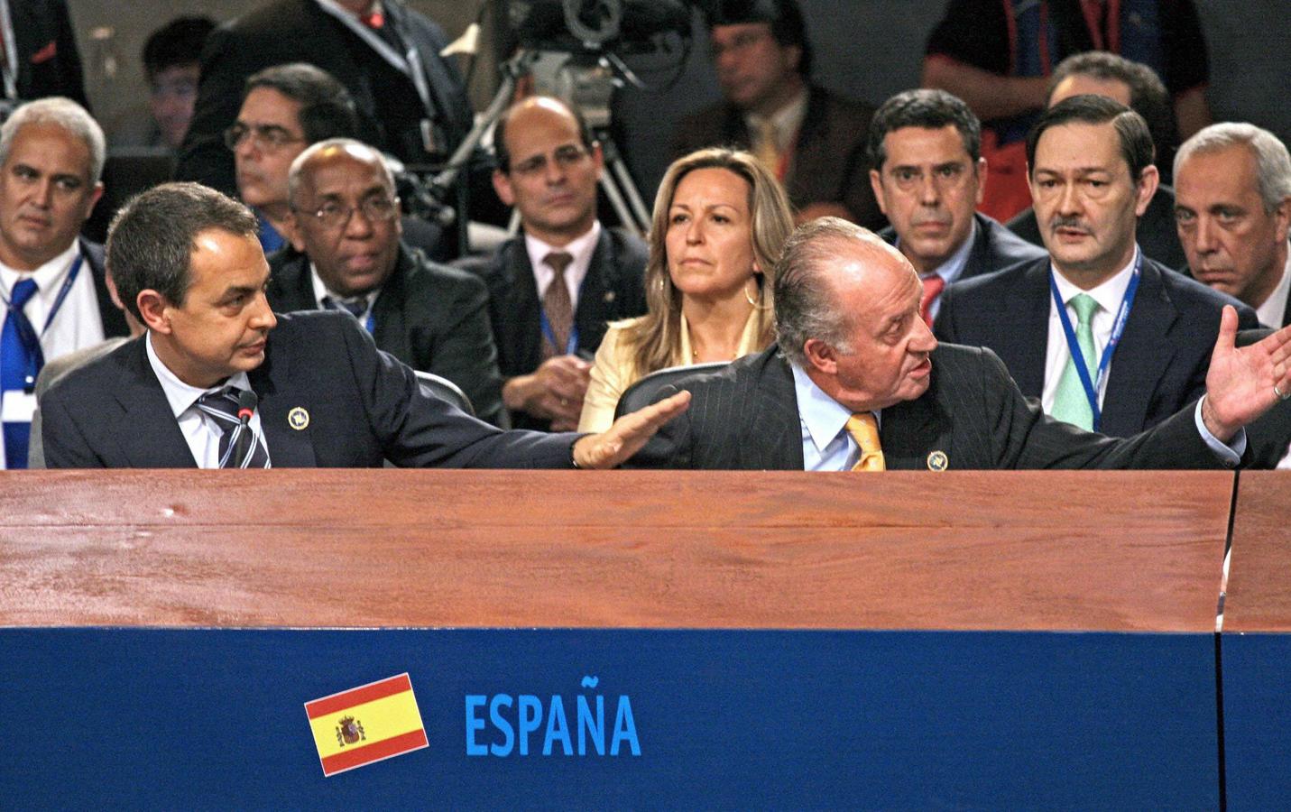 Quién no recuerda al Rey Juan Carlos, harto, espetarle estas cinco contundentes palabras a Hugo Chávez durante la XVII Cumbre Iberoamericana de Jefes de Estado que se celebró en Santiago de Chile en noviembre de 2007. El presidente venezolano había tachado de fascista al expresidente Aznar, y mientras el presidente Zapatero defendía a su predecesor, Chávez no dejaba de interrumpirle, para desesperación de nuestro Rey, que no pudo reprimirse y le soltó el famoso: "por qué no te callas".