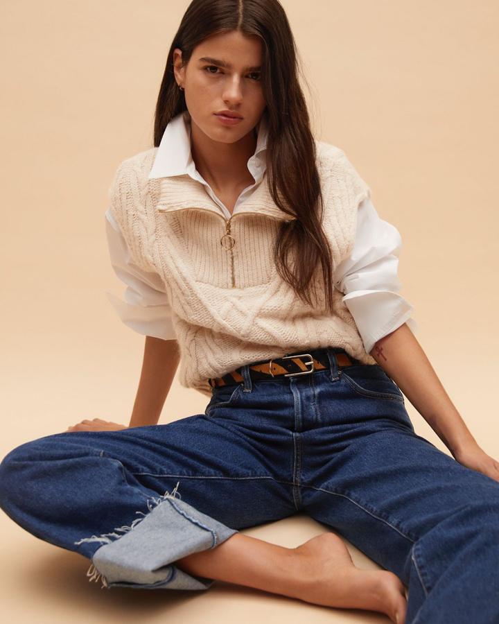 Los chalecos son la prenda revelación de la temporada, y este de inspiración masculina de Mango (22.99 euros) es ideal para combinar con tus vaqueros favoritos.