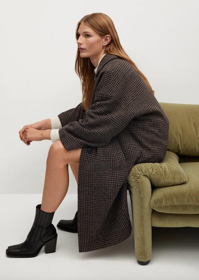 Estampado Príncipe de Gales en negro sobre fondo marrón para este abrigo de diseño oversize con cuello de solapa, mangas anchas y bolsillos laterales al bies. Con detalle de abertura en la parte posterior y cierre de botones en el frontal solo queda en las tallas L y XL y de 79,99 euros ha pasado a costar 59,99 euros.