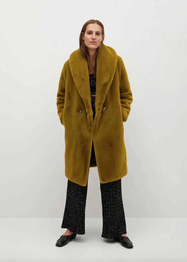 En color lima, este abrigo de pelo de Mango con diseño largo cruzado viene con cuello doble y cierre de botones frontal a contraste. Está rebajado y de 99,99 euros ha pasado a costar 59,99 euros. Disponible entre las tallas XS y XL y en crudo y en negro.