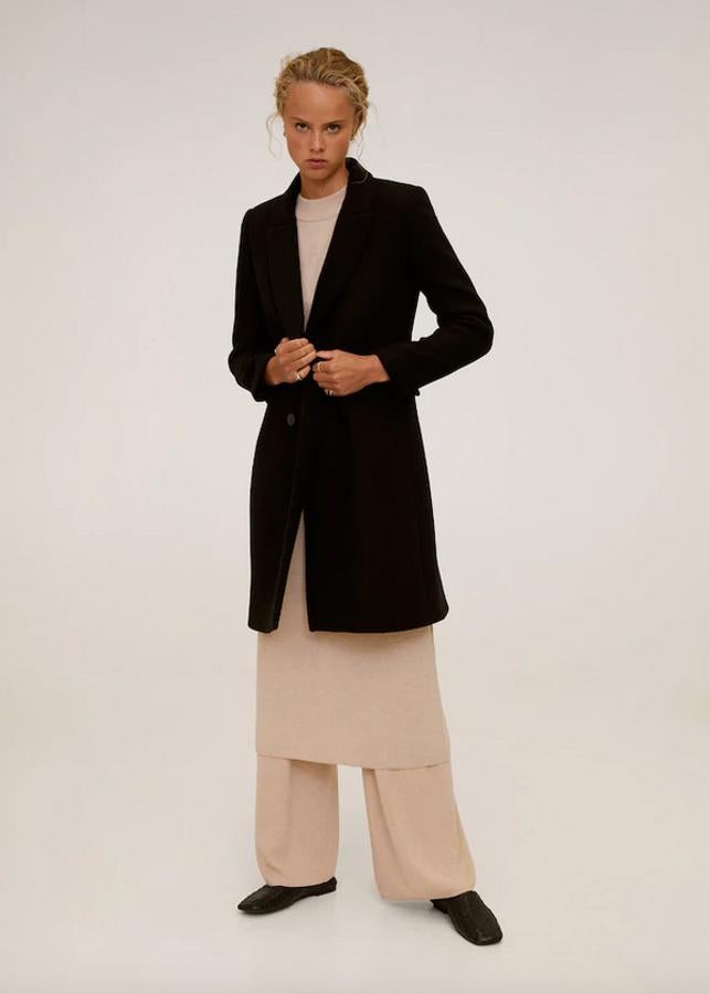 Disponible únicamente en las tallas XS y S, este abrigo de Mango en color negro con doble botonadura, diseño midi recto y solapas de pico con muesca tiene dos bolsillos de solapa laterales y abertura posterior. Está rebajado y de 69,99 euros ha pasado a costar 59,99 euros.