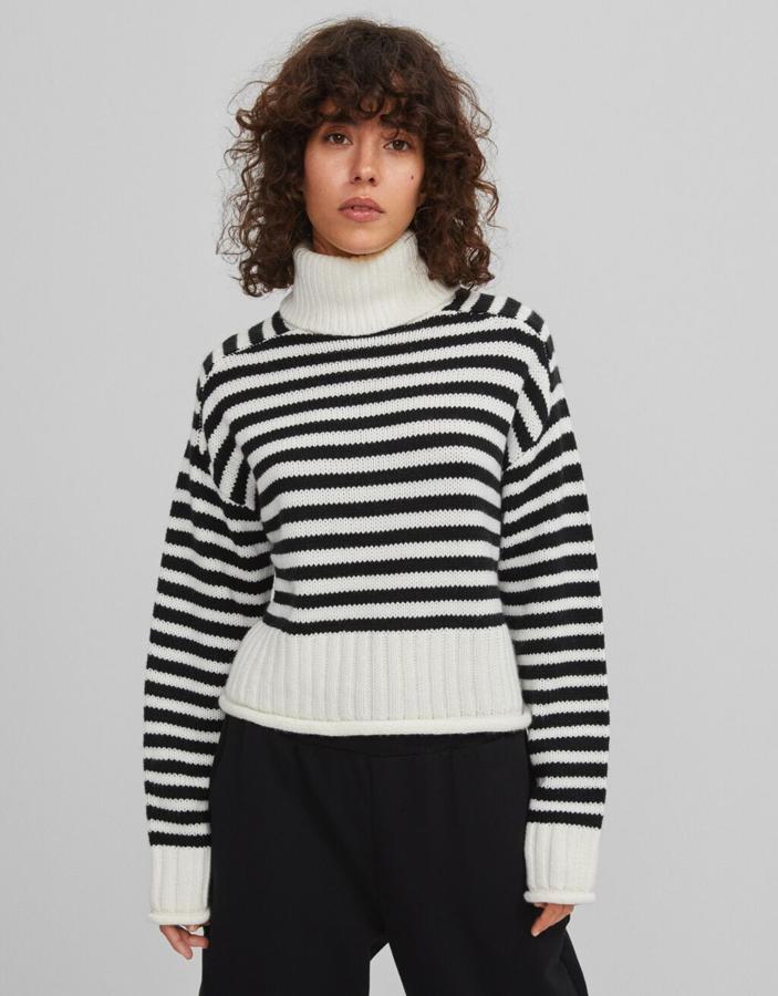 De formas oversize y tejido en punto con rayas marineras, de Bershka (19,99 €).