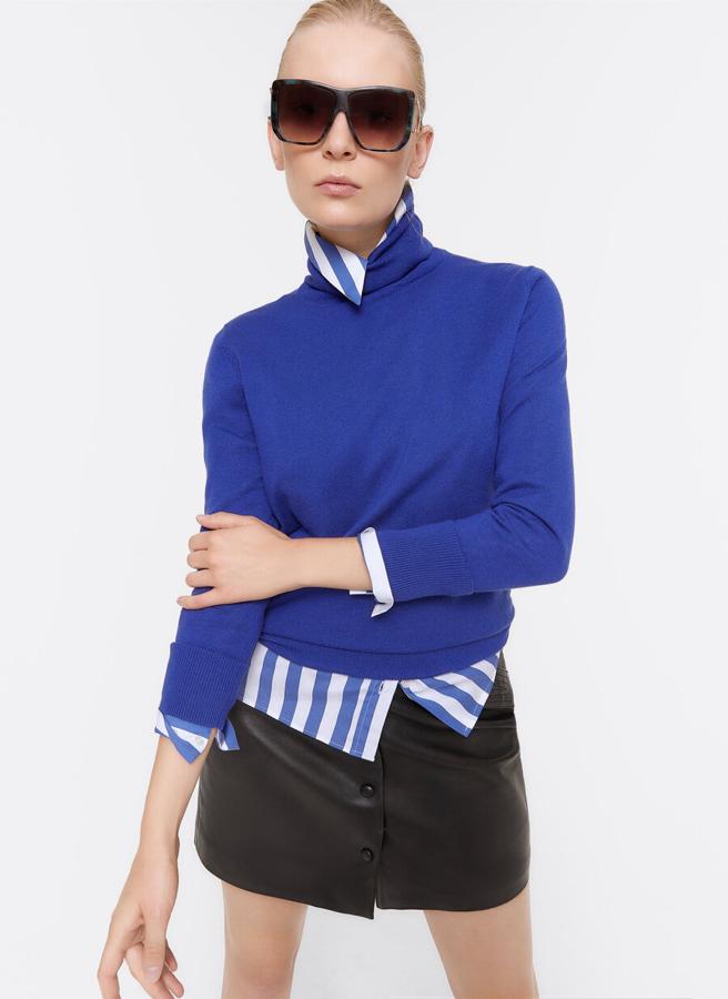 Combinado con una camisa de rayas de corte marsculino y una minifalda de cuero, todo de Uterqüe.