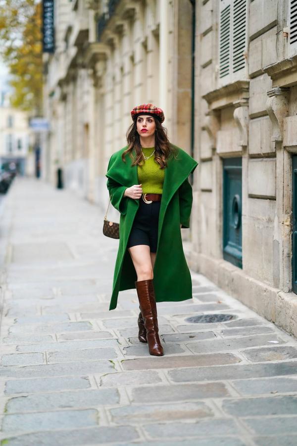 La sombra de Emily in Paris es alargada y su influencia en los estilismos ya es irrefutable. Los tonos verdes y la boina con estampado de cuadros escoceses resultan inconfundibles.