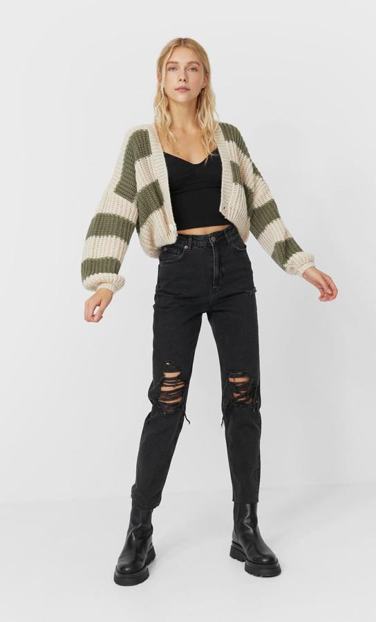 Los vaqueros mom también se unen a la fiebre de los rotos y este modelo de Stradivarius lo demuestra a la perfección. Nos recuerdan a la esté tica grunge y nos encantan para llevar con botas militares y una sobrecamisa de cuadros para hacer el total look (25,99 euros).