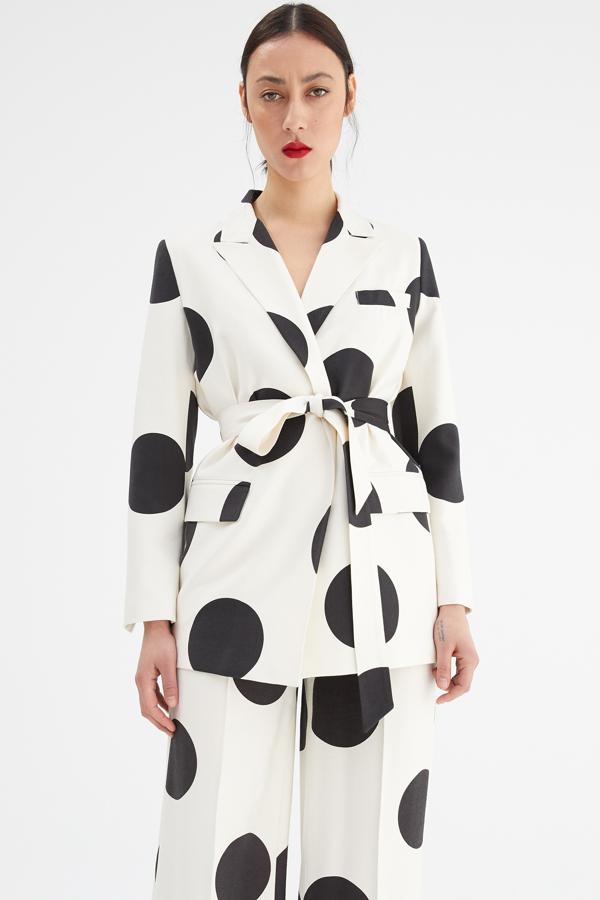 Blazer de lunares negros sobre fondo blanco y con cinturón a juego. Rebajada de 49,99 a 19,99 euros.