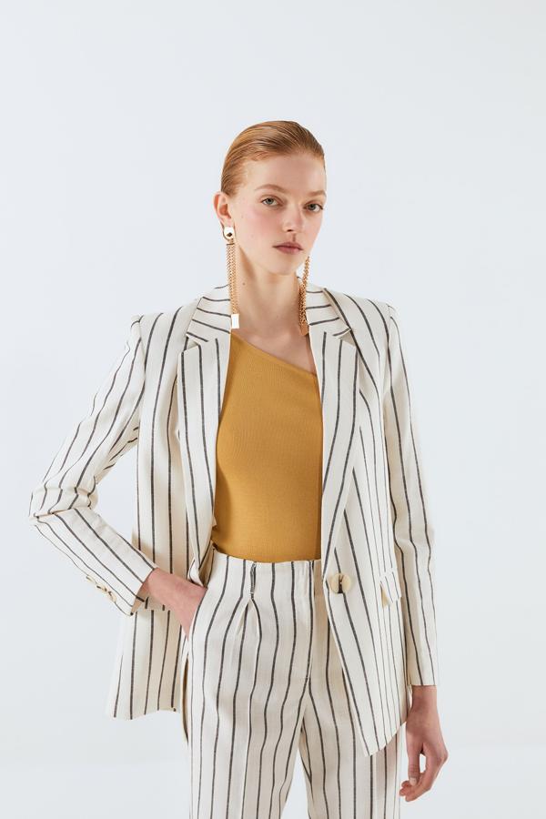 Blazer larga de rayas negras. Rebajada de 39,99 a 15,99 euros.