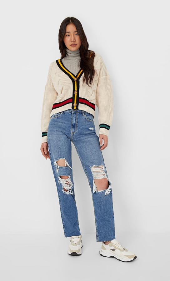 De corte recto y cinrura alta, este modelo de Stradivarius viene en un azul clásico y es uno de los modelos en los que más se aprecian los rotos. Lo puedes combinar con una cárdigan, como han hecho en la firma, y queda así de bien (25,99 euros).