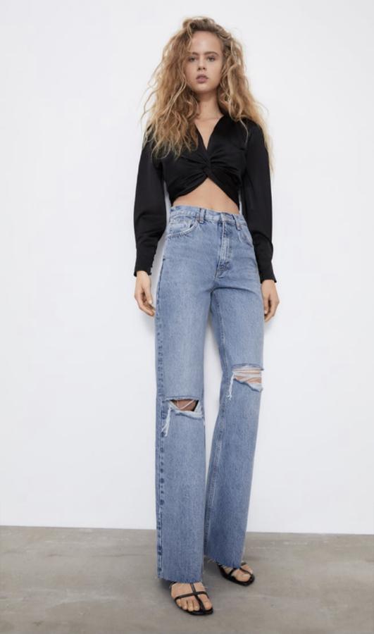 En Zara también apuestan por el corte recto con un modelo que tiene los bajos deshilachados y dos cortes en las rodillas a diferentes alturas (29,95 euros).