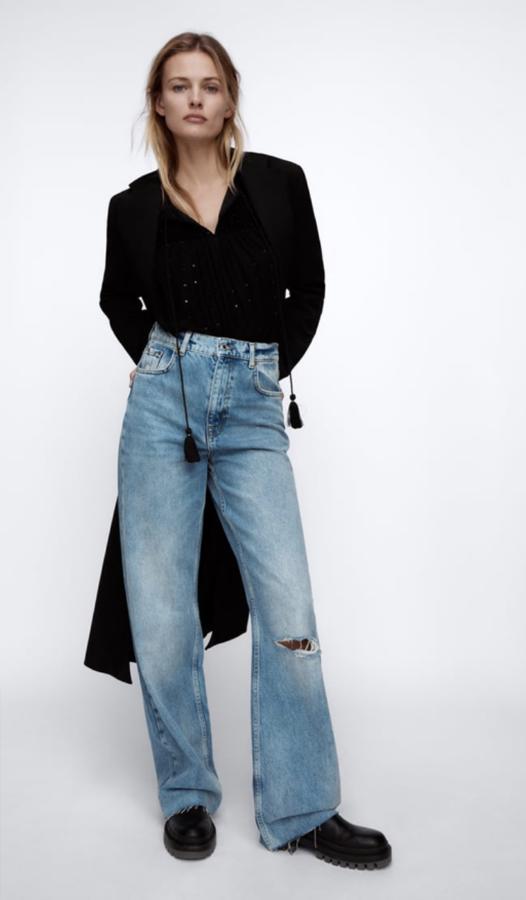 De corte recto, estos vaqueros con rotos de Zara se llevan largos y también tienen solo abertura en una de las perneras. Tienen la cintura muy alta y tienen un efecto estilizador (29,95 euros).