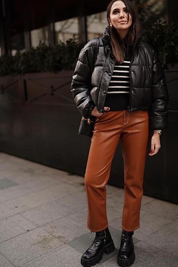 Un look con esta abrigo negro de Zara. Jersey de rayas, pantalón color caramelo y botas con cordones.