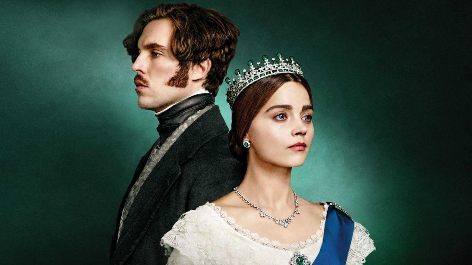 Esta serie, comparada a menudo con The Crown (para su pesar), es un drama de época de 10, de esos que tan bien factura la BBC. Nos sitúa en los años de juventud de la reina Victoria (de ella, la época victoriana), desde que asciende al trono hasta que se casa con su consorte, el Príncipe Alberto.