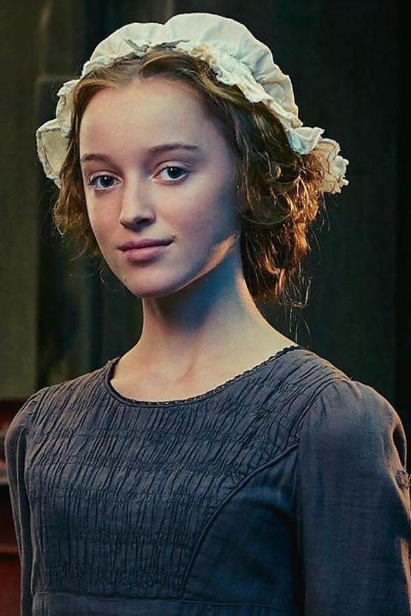 Phoebe Dynevor es Daphne en Los Bridgerton, pero en 2015 encarnó a un personaje de Cuento de Navidad en esta serie de 20 capítulos de la BBC inspirada en el universo de varias novelas de Charles Dickens, todas mezcladas con una trama de misterio.