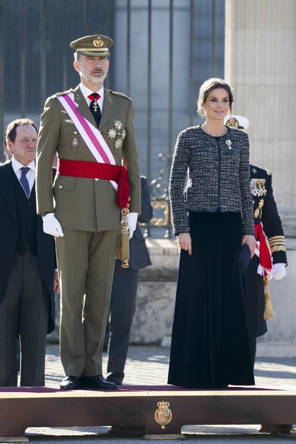 En 2109 la Reina apostó por  un elegante vestido de terciopelo azul noche de Felipe Varela  al que superpuso una chaqueta de tweed en los mismos tonos de Emporio Armani.