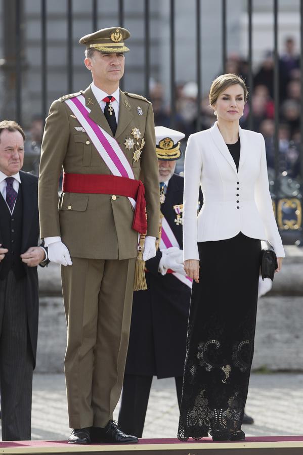 Muy elegante de blanco y negro vimos a doña Letizia en la Pascua Militar de 2016, cuando eligió un conjunto de chaqueta entallada y falda con bordado perforado de Felipe Varela.