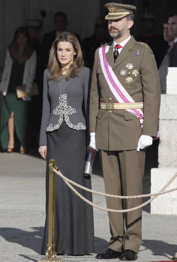 En 2013, doña Letizia apostó por la sobriedad del gris con este conjunto de tres piezas de Felipe Varela en el que la protagonista es la chaqueta festoneada de silueta entallada.