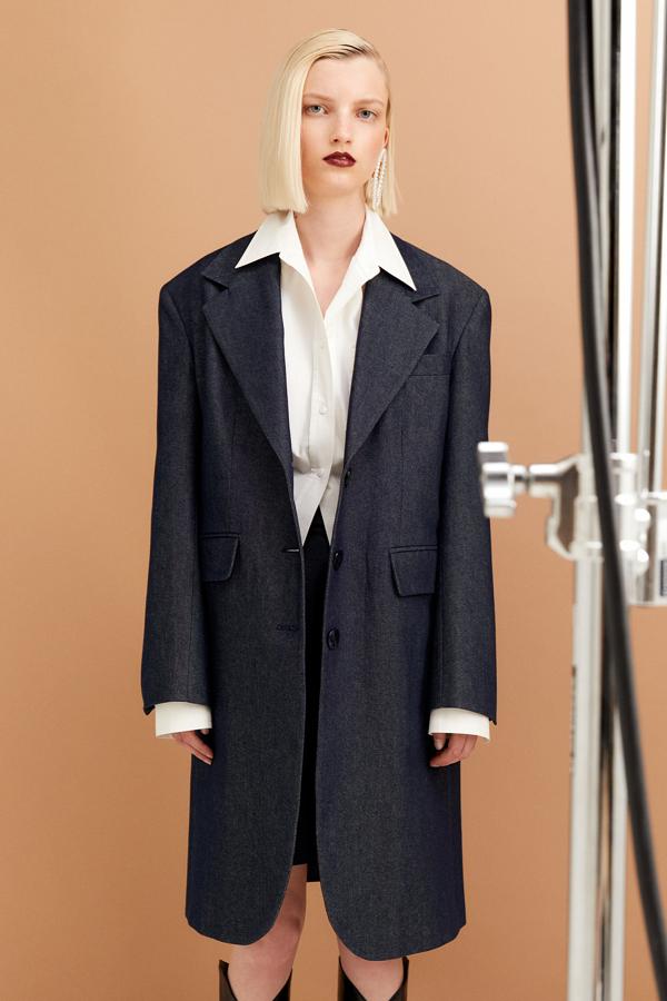 Este abrigo en tejido denim de color azul está confeccionado en 100% algodón y cuenta con un corte clásico con solapa y botones. Ahora tiene un precio de 49,99 euros.