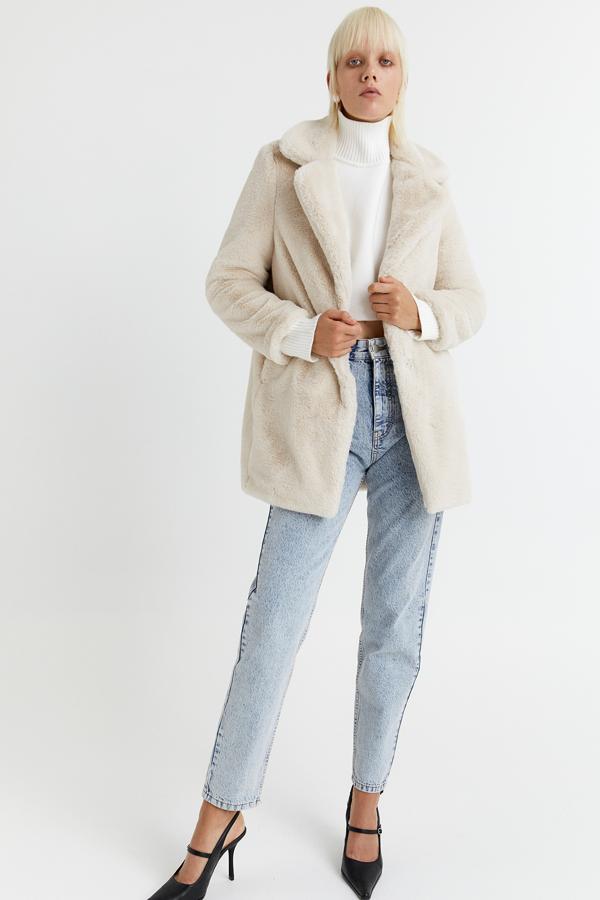 Disponible en crudo o en negro, este abrigo de pelo con solapa cuenta con bolsillos laterales y tiene un precio de 25,99 euros.