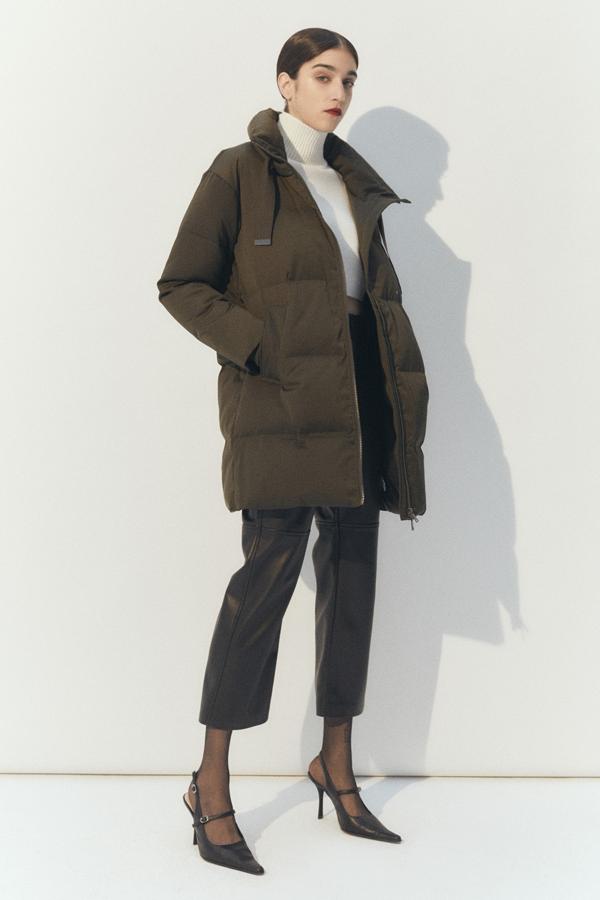 Disponible en verde caqui o en negro, este abrigo largo tipo plumífero con bolsillos y cuello chimenea tiene un precio rebajado de 59,99 euros.