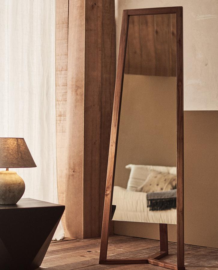 Con base hecha en madera de teca en color natural, este espejo con diseño en forma de pie triple tiene unas medidas de 55x164x50 centímetros y un precio de 199 euros.