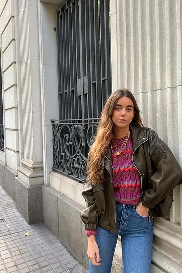 Un look perfecto para nuestro día a día con tejanos, jersey estampado y cazadora de Mango