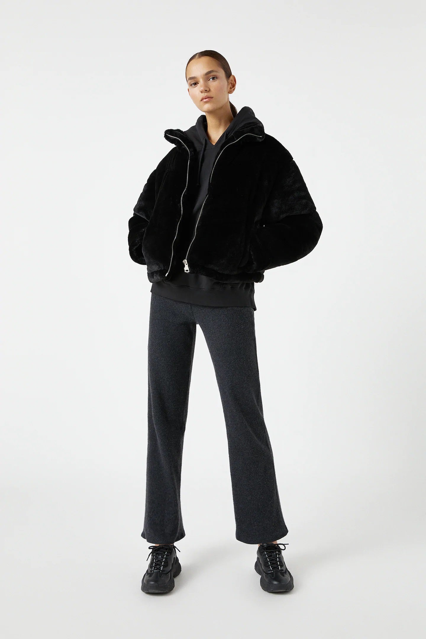 Cambiamos totalmente de estilo y fichamos esta cazadora de pelo negra. Un básico que nunca pasa de moda y que vamos a comprar en Pull&Bear con un 13% de descuento sobre 29,99 euros.