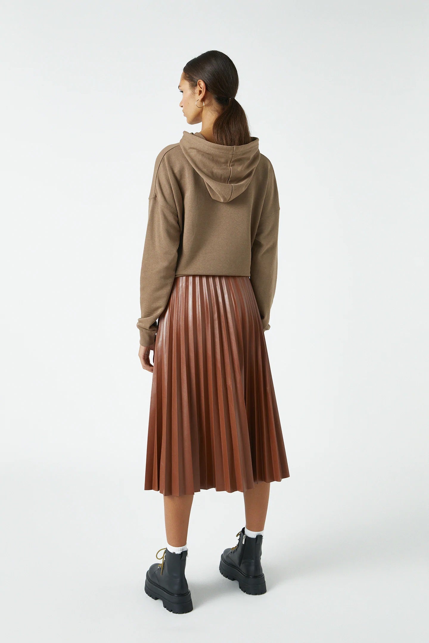 Esta prenda de Pull&Bear tiene todas las tendencias juntas que podrías imaginar: una falda midi, plisada, de efecto piel y en color camel. ¡Eleva tu estilo a otro nivel! Tendrás un 57% de descuento sobre 22,99 euros.