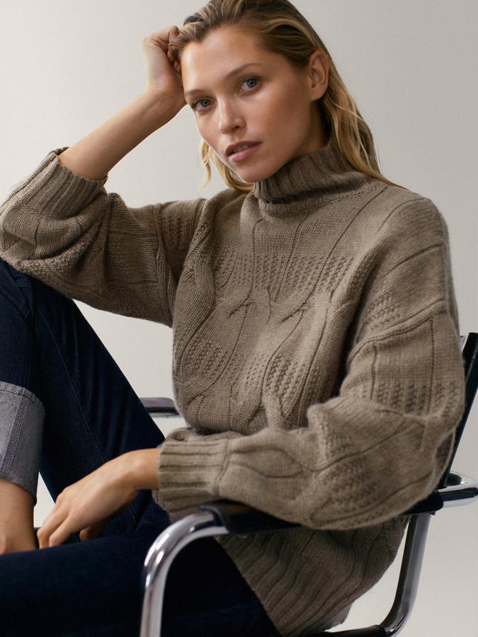 Diseño trenzado para este jersey en color visón con cuello alto y confeccionado en lana con acabados acanalados. De 69,95 euros ha pasado a costar 49,95 euros y solo queda en la talla L.