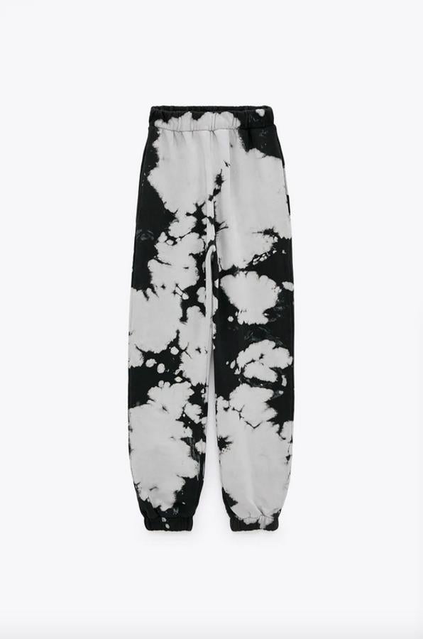 Estampado Tye Die para este pantalón de tiro alto con cintura elástica, bolsillos laterales y bajos acabados en puño elástico. De 25,95 euros ha pasado a costar 15,99 euros.