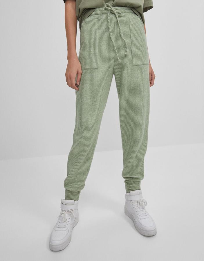 En color verde, confeccionado en punto, con bolsillos de plastrón, cintura elástica con cordón y bajos acabados en puño, estos pantalones jogger de Bershka han pasado de 19,99 euros a 12,99 euros.