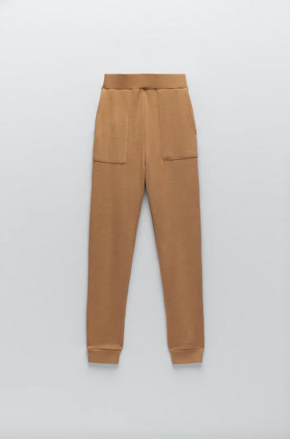 En camel medio, con cintura elástica de tiro alto, bolsillos de plastrón en delantero y bajo acabado en puño, estos jogger de Zara costaban 19,95 euros y ahora podemos comprarlos por 9,99 euros.