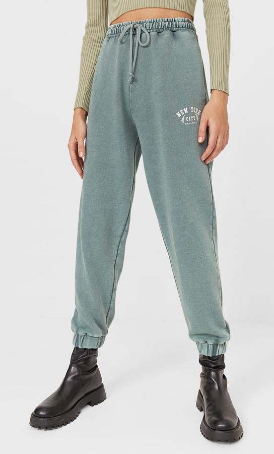 Disponible en cuatro colores diferentes, estos pantalones jogger de Stradivarius son de tiro alto con cintura elástica y cordones ajustables. Con bolsillos delanteros y bajo acabado en puño, tienen efecto lavado y de 19,99 euros ha pasado a costar 15,99 euros.