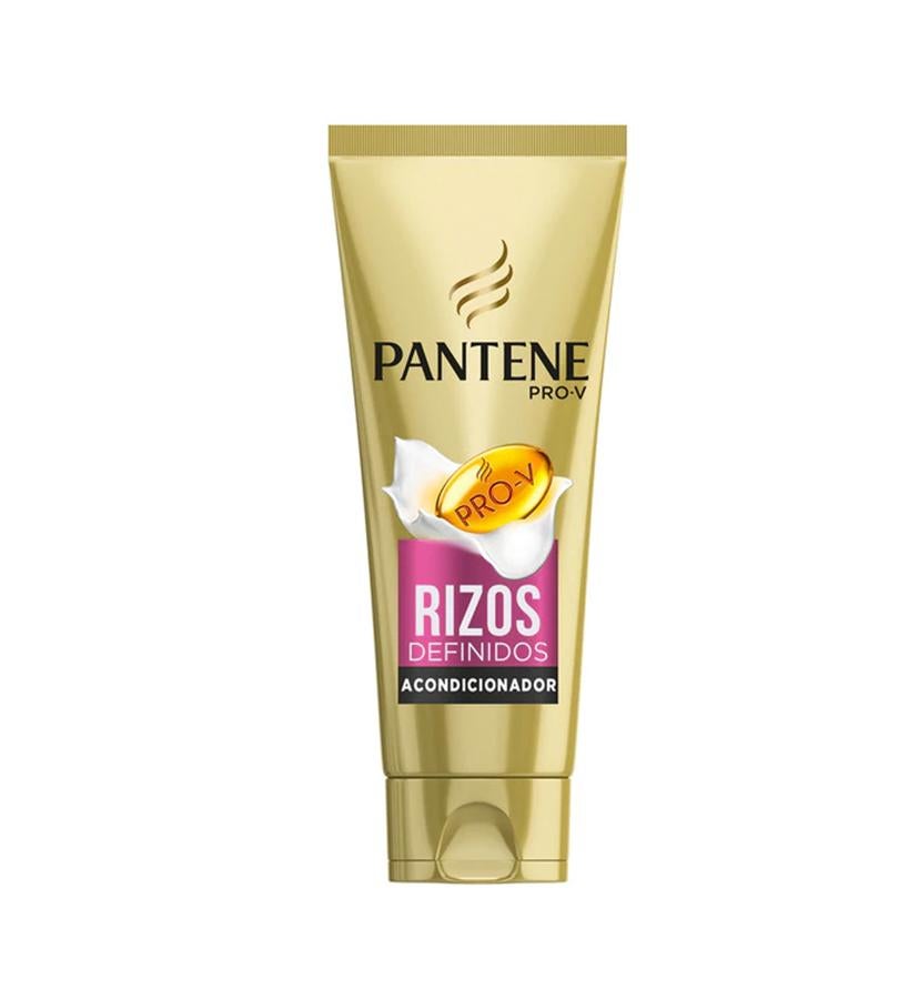Especialmente indicado para cabello encrespado y rebelde, ayuda a acondicionarlo y a definir los rizos sin apelmazarlo. Su fórmula guarda el poder de una mascarilla en un producto de uso diario.  Acondicionador Rizos Definidos Pro-V Pantene  (3,75 €).