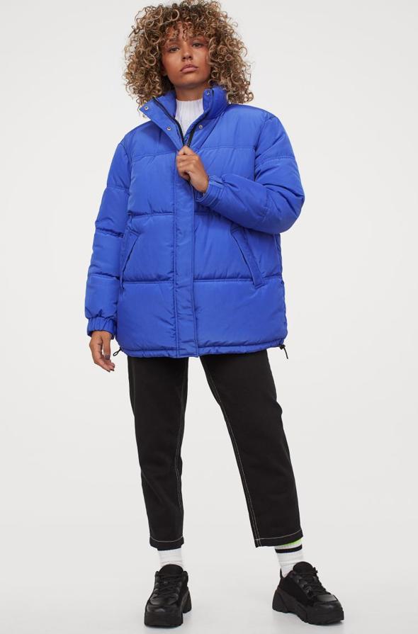 Anorak azul eléctrico con efecto acolchado, de H&M (49,99 €).