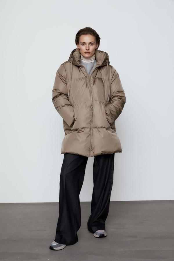 Plumífero con capucha, de Zara (69,95 €).