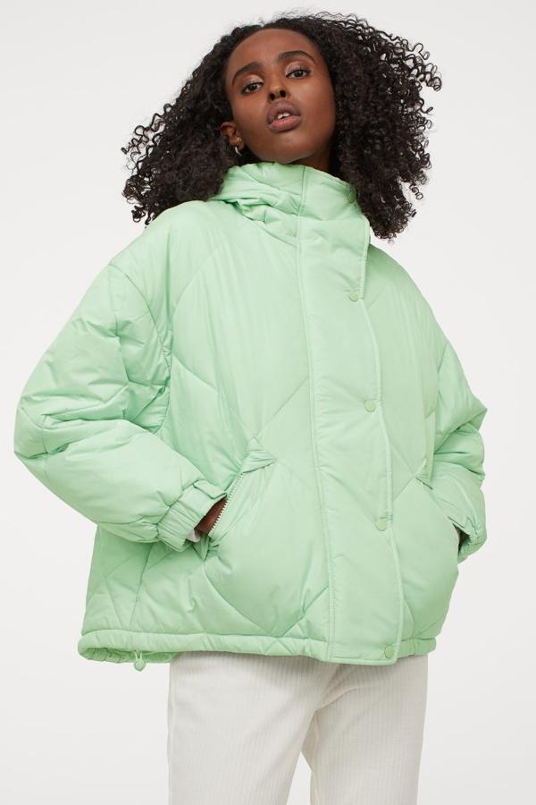 Anorak acolchado en tono verde menta, de H&M (39,99 €).