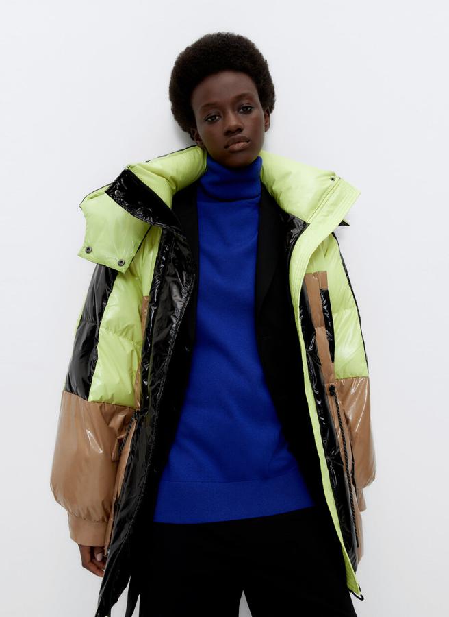 Plumífero tricolor con acabado impermeable, de Uterqüe (199 €).