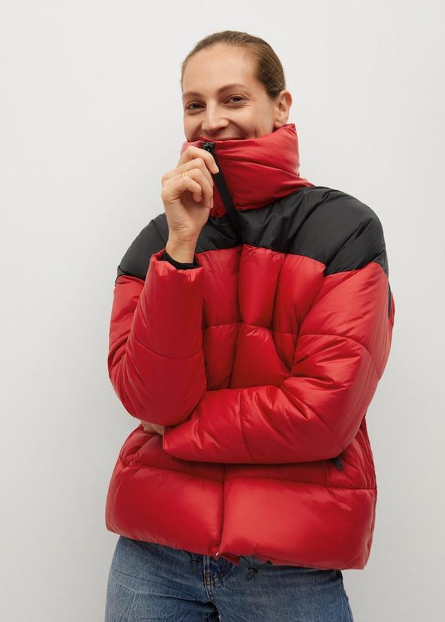 Plumífero bicolor con solpas altas, de Mango (69,99 €).