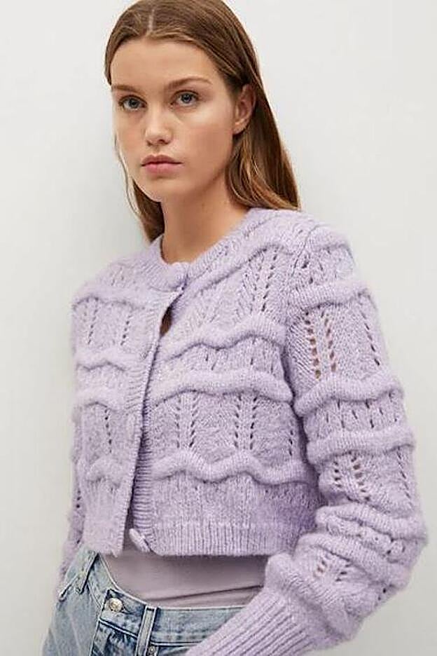 La chaqueta de nueva colección de Mango es de corte cropped, gordita y solo cuesta 29,99 euros. Además de verde, también la puedes encontrar en este bonito color lila.