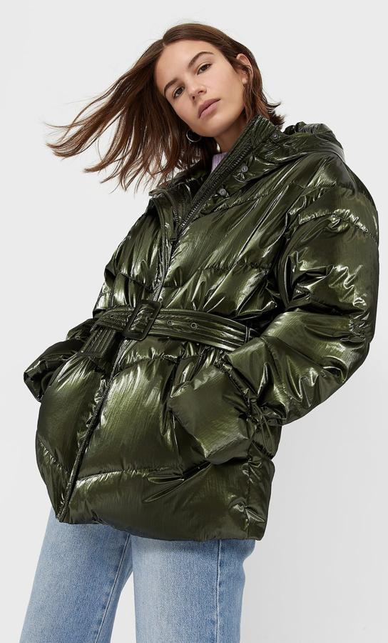 Cazadora acolchada verde brillante con cinturón. Rebajada de 59,99 a 39,99 euros.